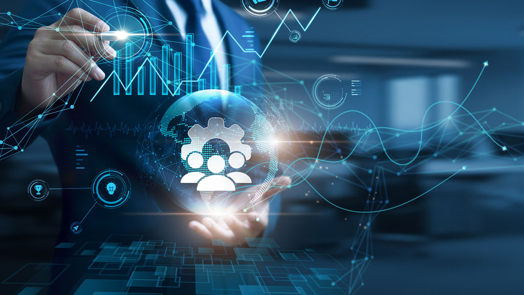 Consultant énergie et dirigeant PME analysant contrat propane sur écran ordinateur