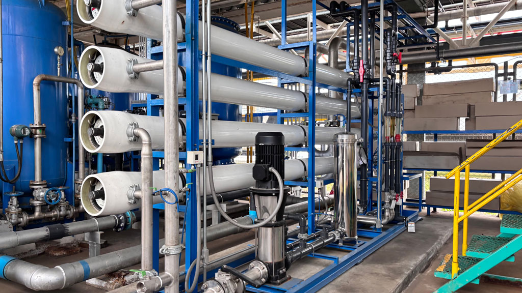 Système de filtration industriel avec manches filtrantes verticales dans usine française