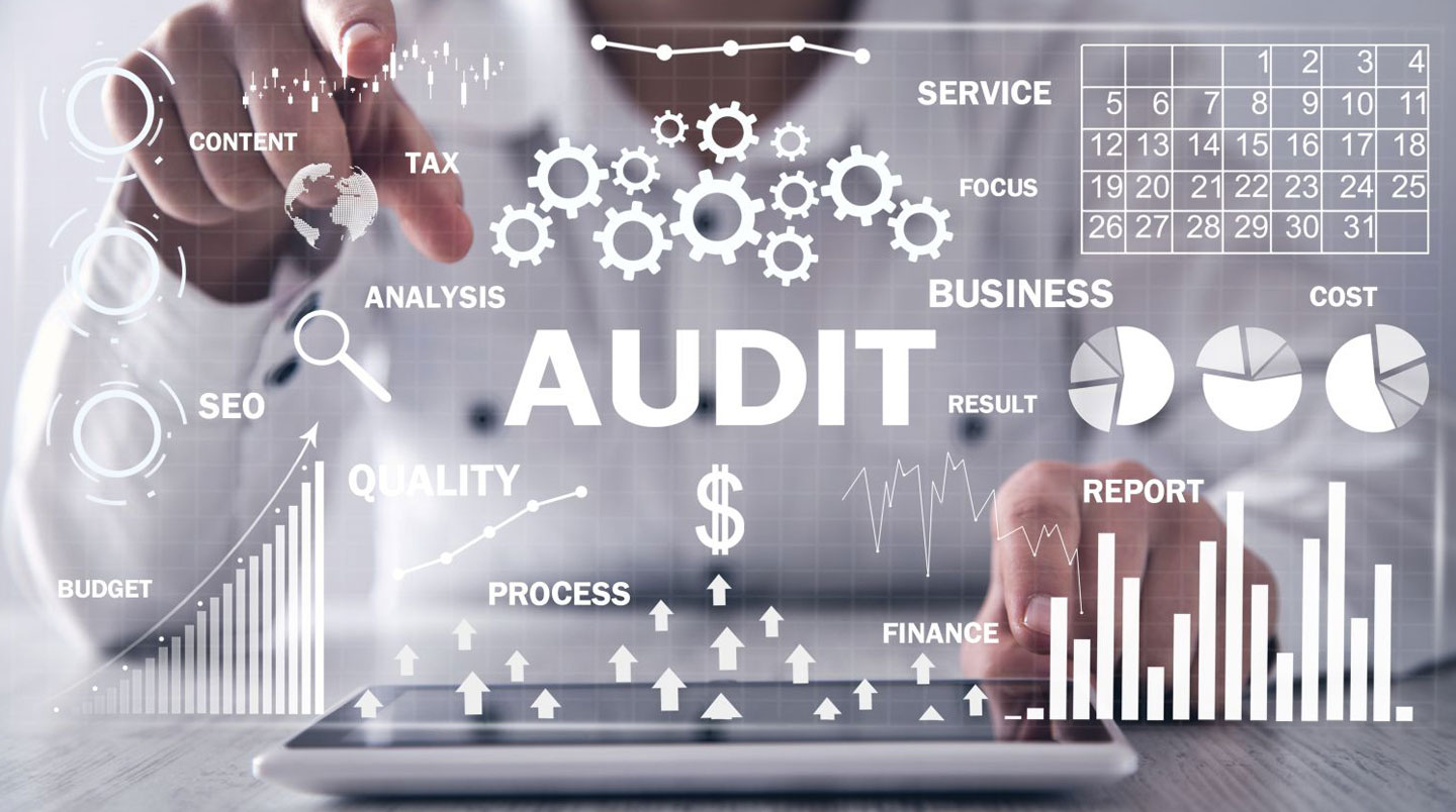 Avant et après : câbles en désordre à gauche, câbles organisés à droite, symbolisant la transformation apportée par un audit.