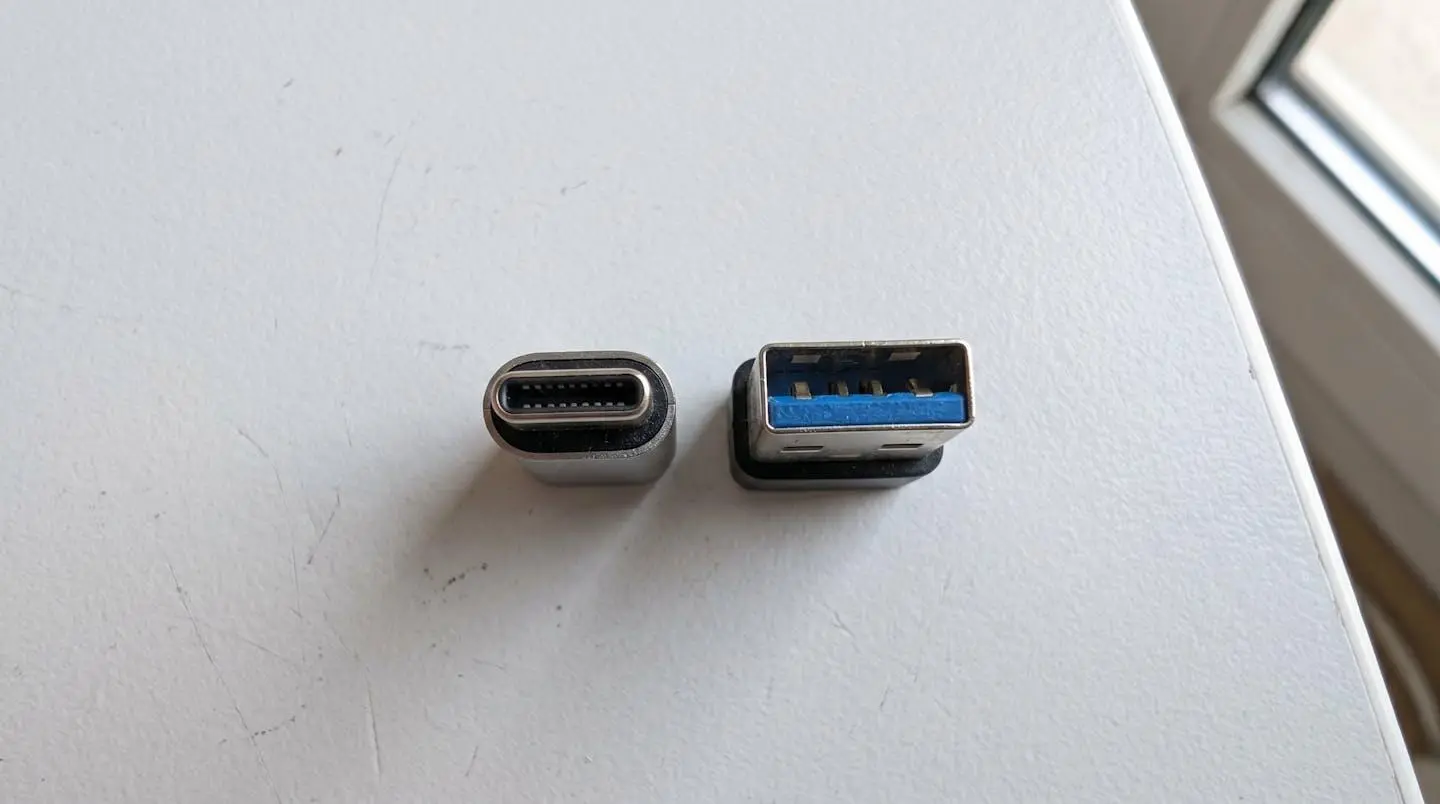 Gros plan rapproché sur un connecteur USB Type-C et un connecteur USB Type-A côte à côte montrant leurs différences physiques